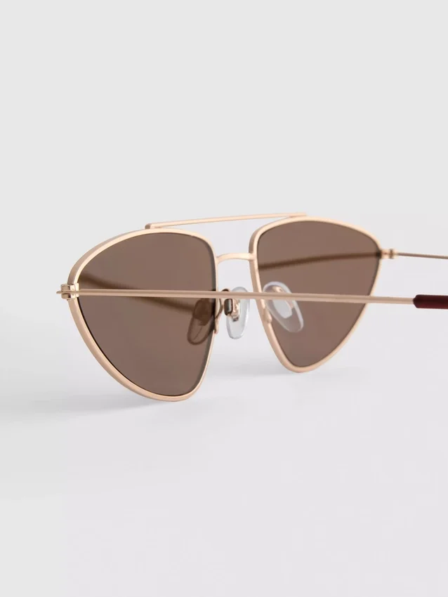 Solbriller med metallramme i aviator-stil