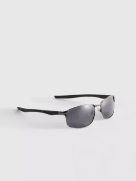 Solbriller med speilglass og rektangulær ramme