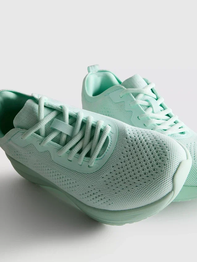 Strikkede sneakers med snøring