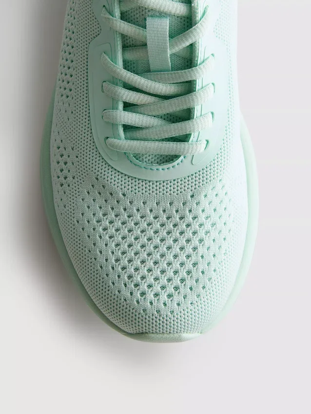 Strikkede sneakers med snøring
