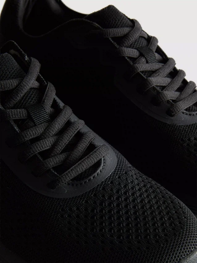 Strikkede sneakers med snøring