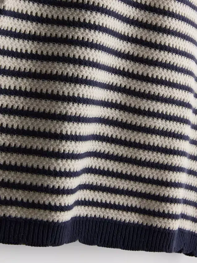 Strikket stripet halterneck-kjole