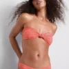 Stripet bandeau-bikinitopp med knutedetaljer