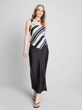Stripet bluse med spiss kant nederst