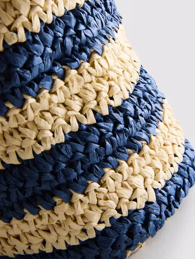Stripet raffia-skulderveske