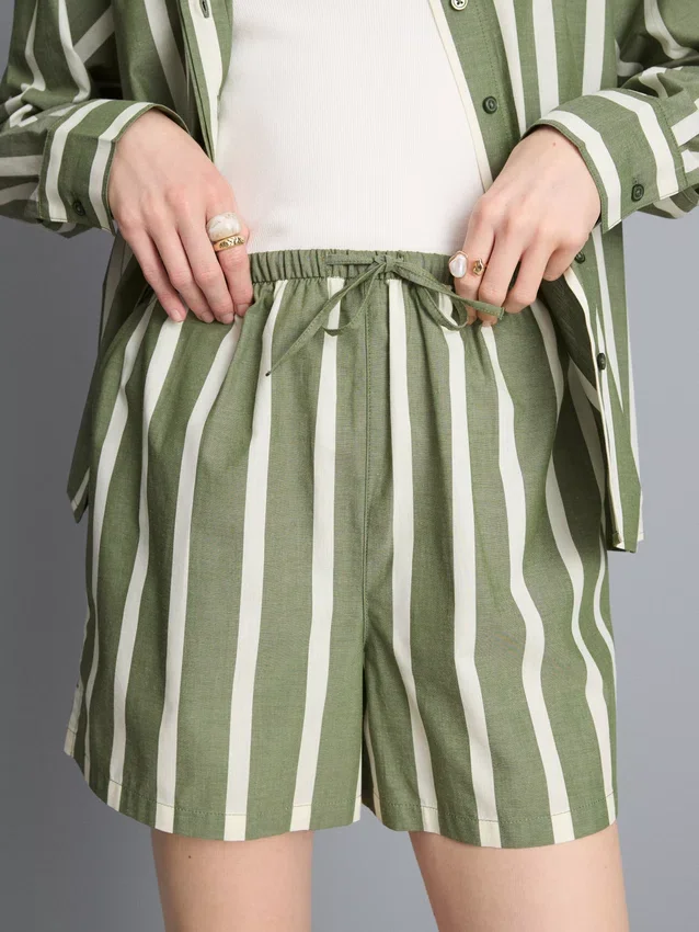 Stripete shorts i bomullspoplin
