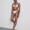 Strukturtiltrekkende trekantet bikinitopp med sitronmotiv