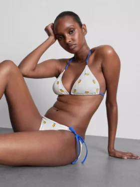 Strukturtiltrekkende trekantet bikinitopp med sitronmotiv