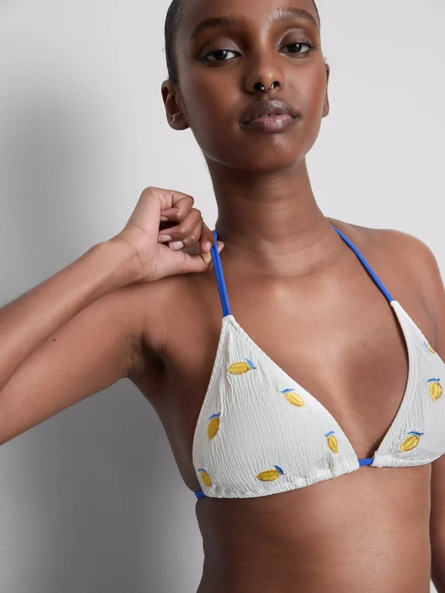 Strukturtiltrekkende trekantet bikinitopp med sitronmotiv