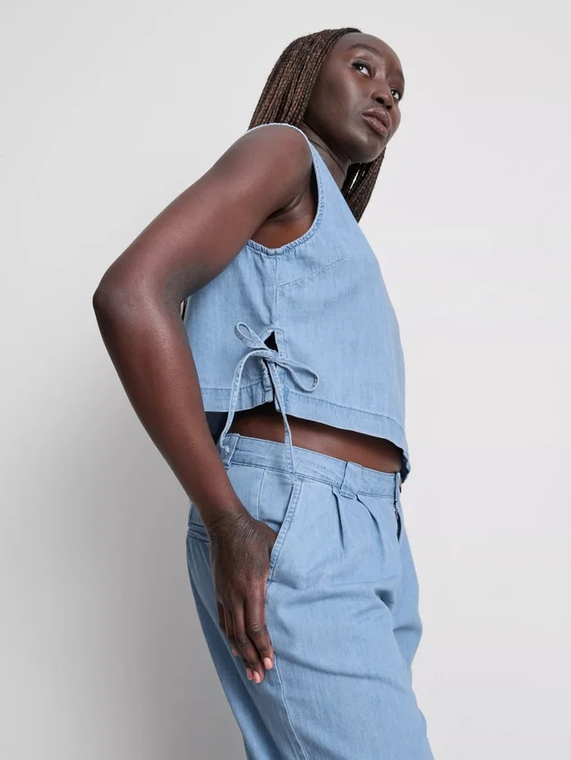 Tanktop i bomullsdenim med bånd i sidene