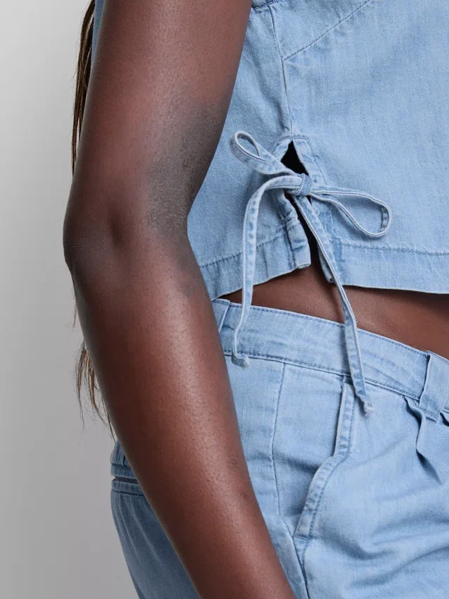 Tanktop i bomullsdenim med bånd i sidene