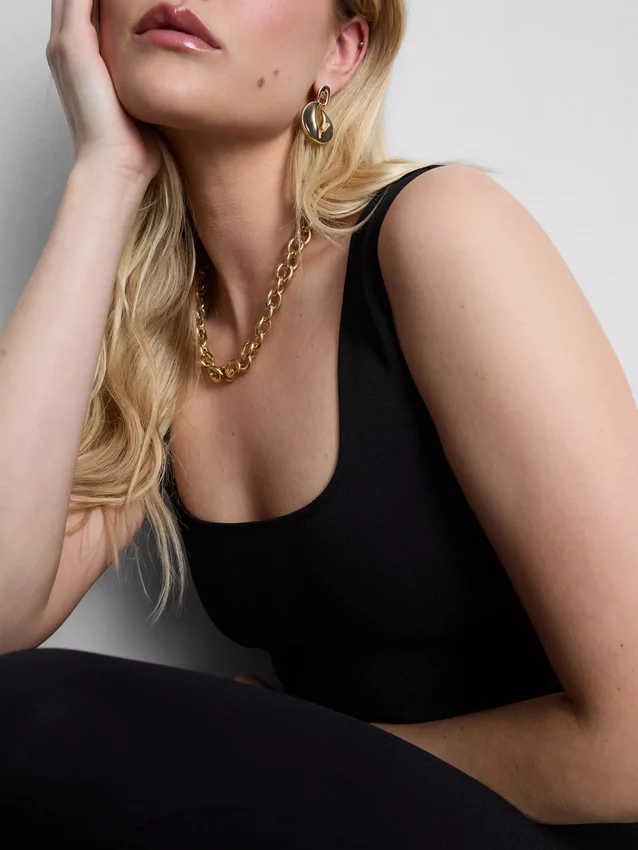 Tanktop i krepp med brede stropper