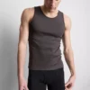 Tanktop med ribbestrikk og smal passform