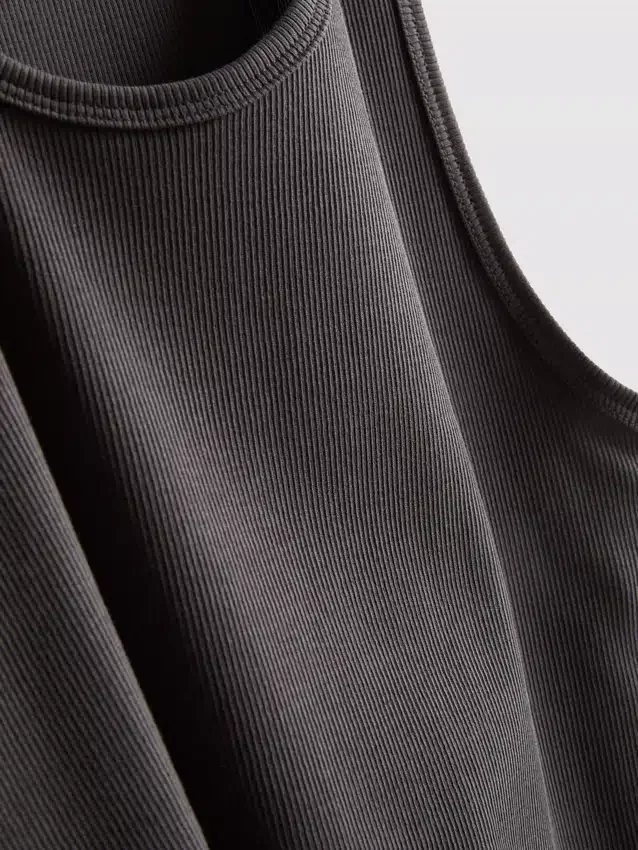 Tanktop med ribbestrikk og smal passform