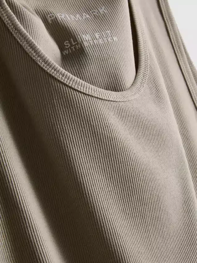 Tanktop med ribbestrikk og smal passform