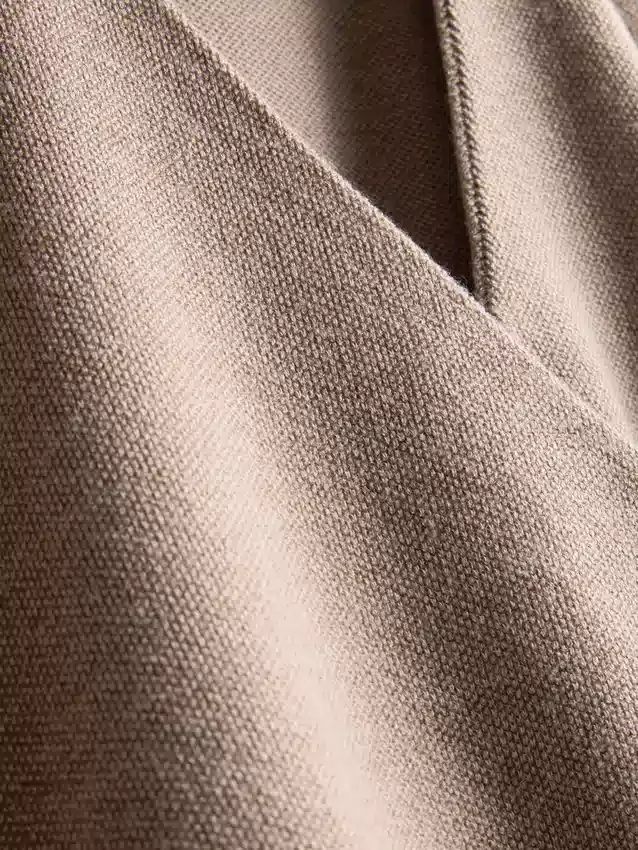 Tettsittende topp med V-hals og dekorative detaljer