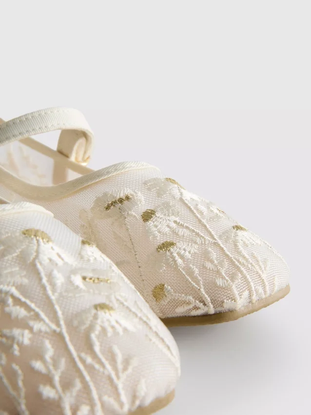 The Edit av broderte ballerinasko