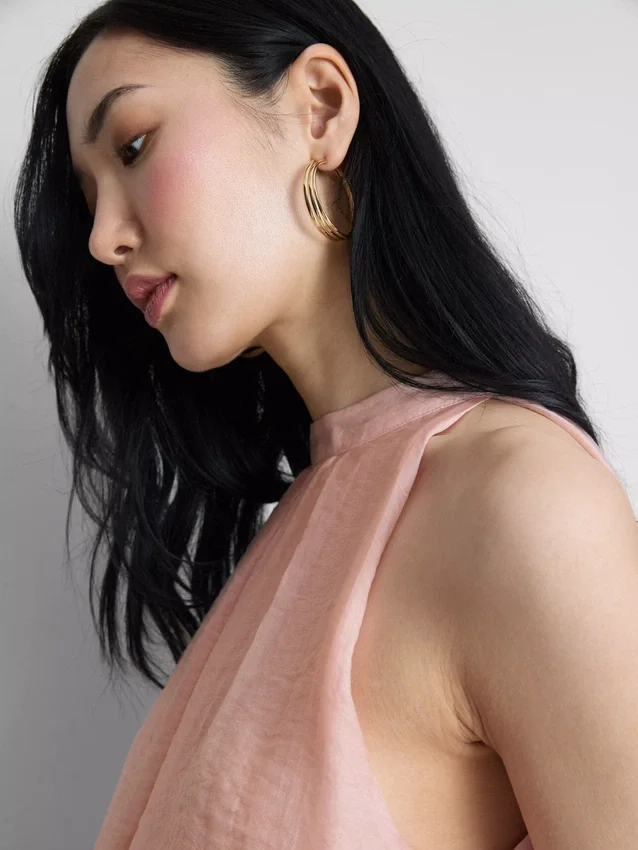 The Edit drapert halterneck-bluse med luftig snitt
