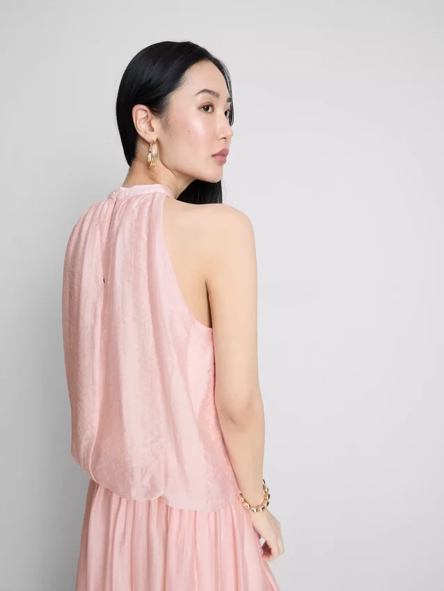 The Edit drapert halterneck-bluse med luftig snitt