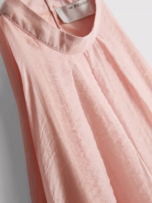 The Edit drapert halterneck-bluse med luftig snitt
