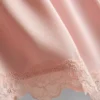 The Edit pyjamas-shorts i sateng og blonder
