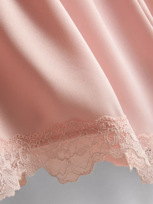 The Edit pyjamas-shorts i sateng og blonder