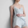 The Edit pysjamaser-shorts i silke-blanding