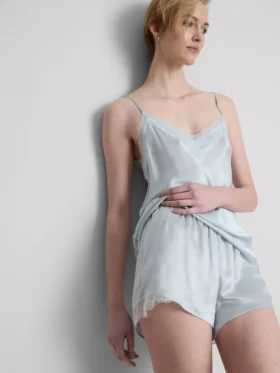 The Edit pysjamaser-shorts i silke-blanding