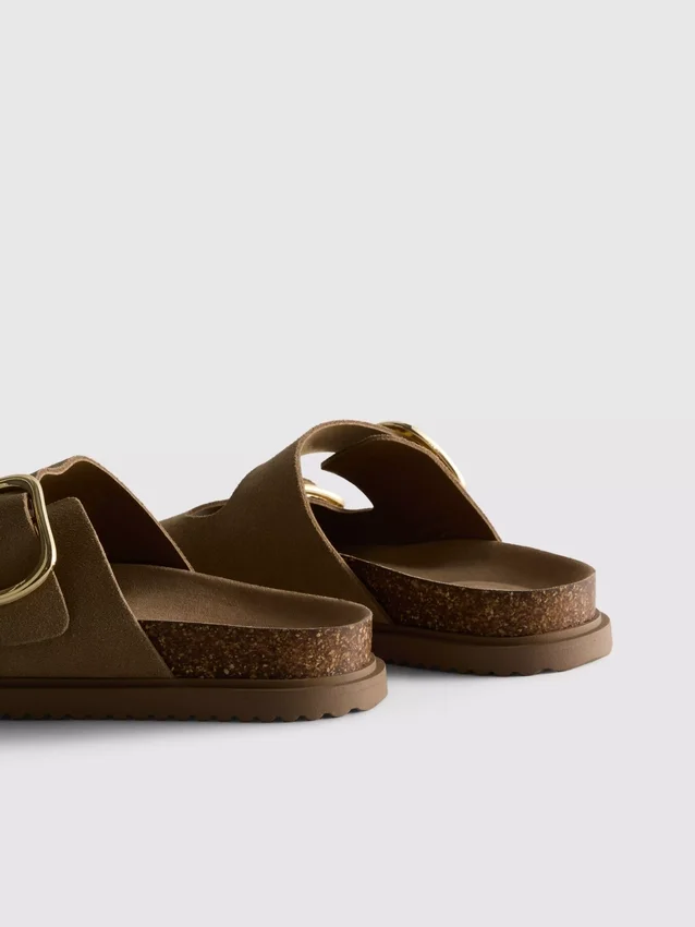 The Edit-sandaler med to spenner