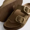 The Edit-sandaler med to spenner