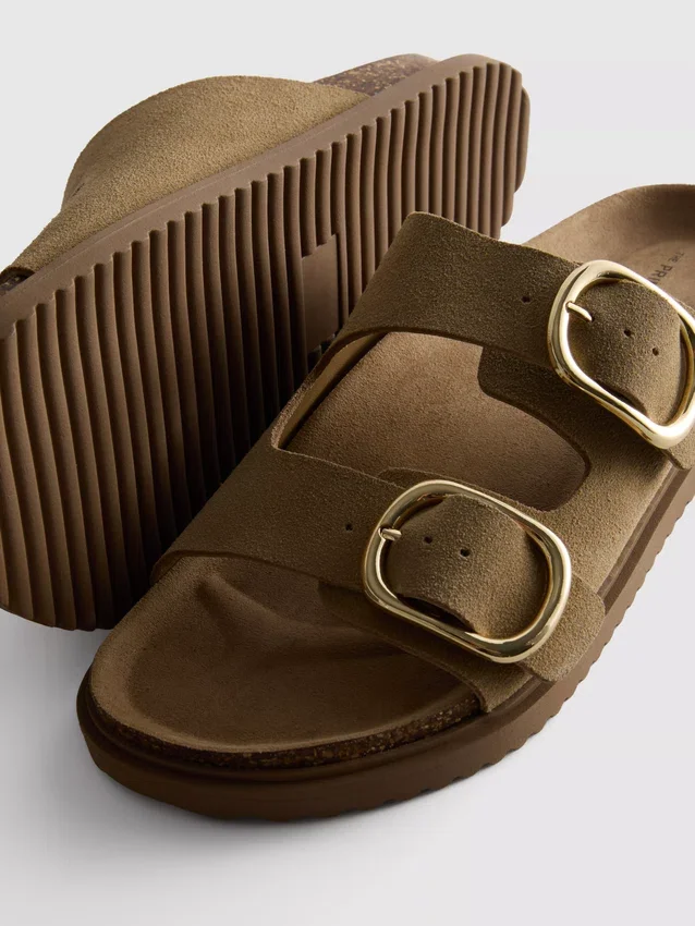 The Edit-sandaler med to spenner