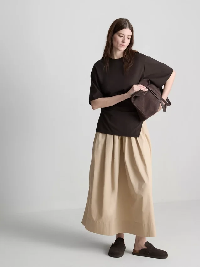 The Edit-T-skjorte med rynker og asymmetrisk snitt