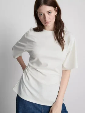 The Edit-T-skjorte med rynker og asymmetrisk snitt