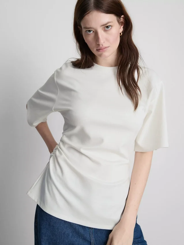 The Edit-T-skjorte med rynker og asymmetrisk snitt