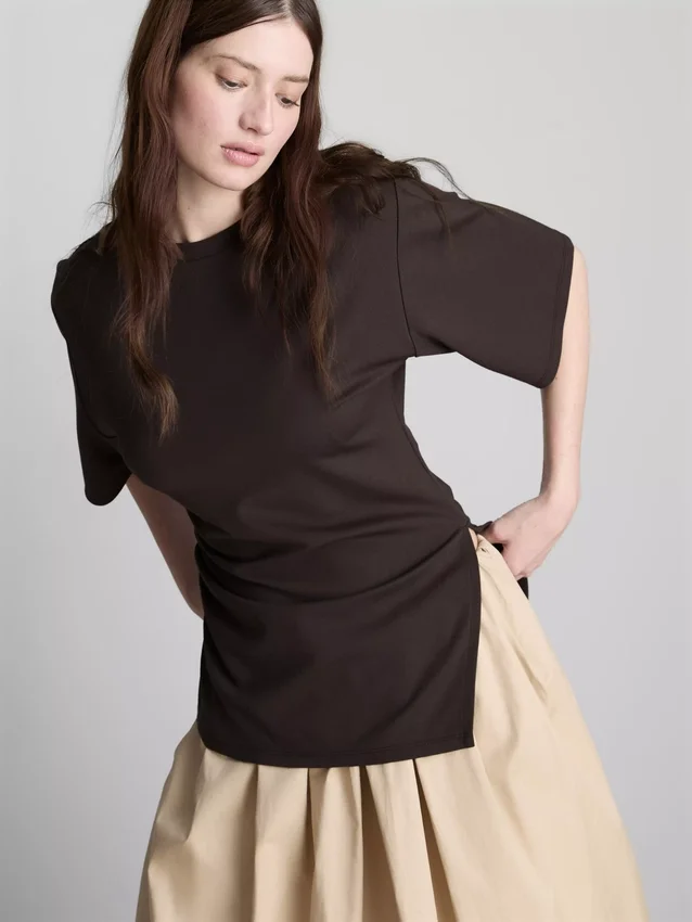 The Edit-T-skjorte med rynker og asymmetrisk snitt