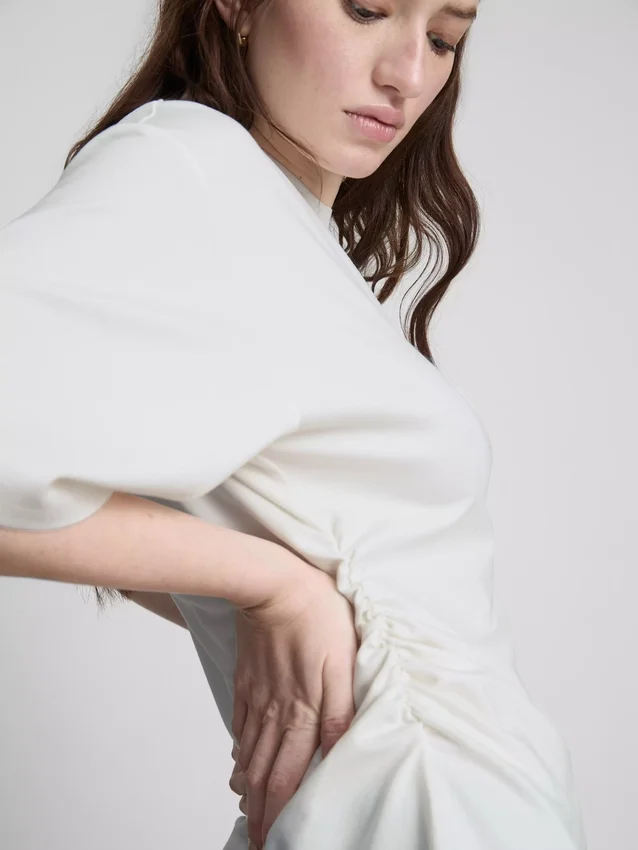 The Edit-T-skjorte med rynker og asymmetrisk snitt