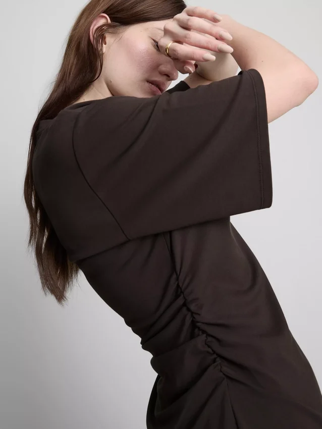The Edit-T-skjorte med rynker og asymmetrisk snitt