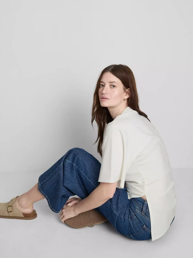 The Edit-T-skjorte med rynker og asymmetrisk snitt
