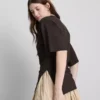 The Edit-T-skjorte med rynker og asymmetrisk snitt
