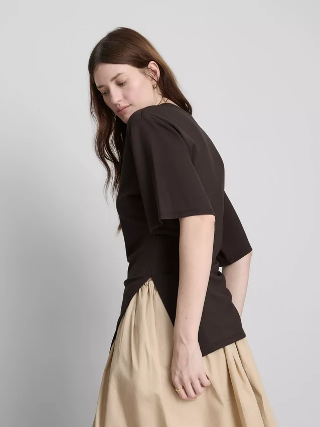 The Edit-T-skjorte med rynker og asymmetrisk snitt