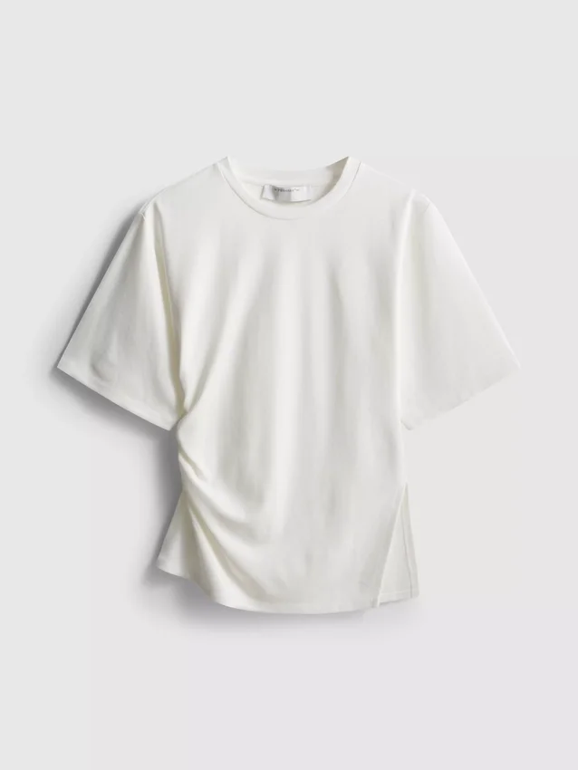The Edit-T-skjorte med rynker og asymmetrisk snitt