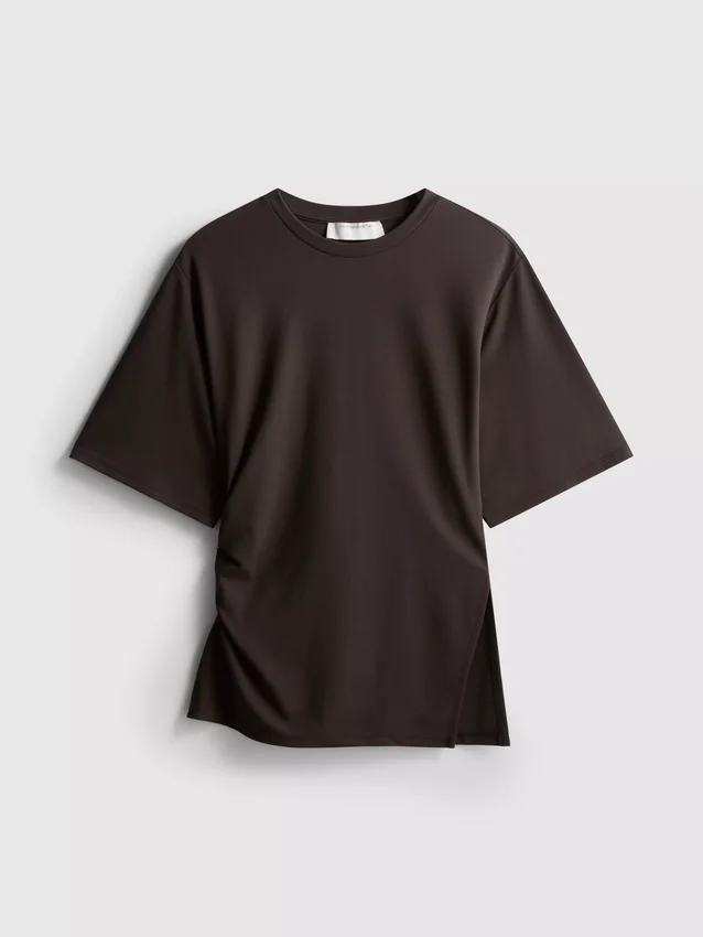 The Edit-T-skjorte med rynker og asymmetrisk snitt