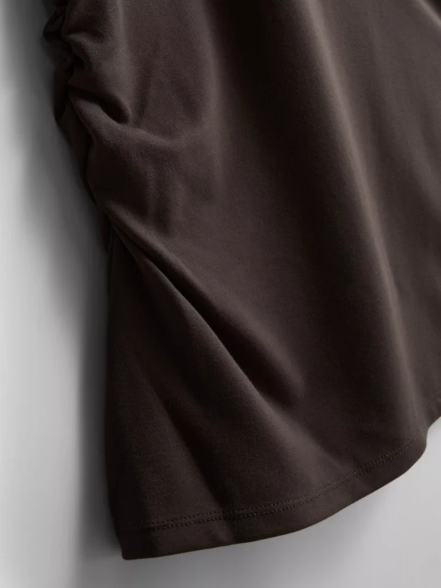 The Edit-T-skjorte med rynker og asymmetrisk snitt