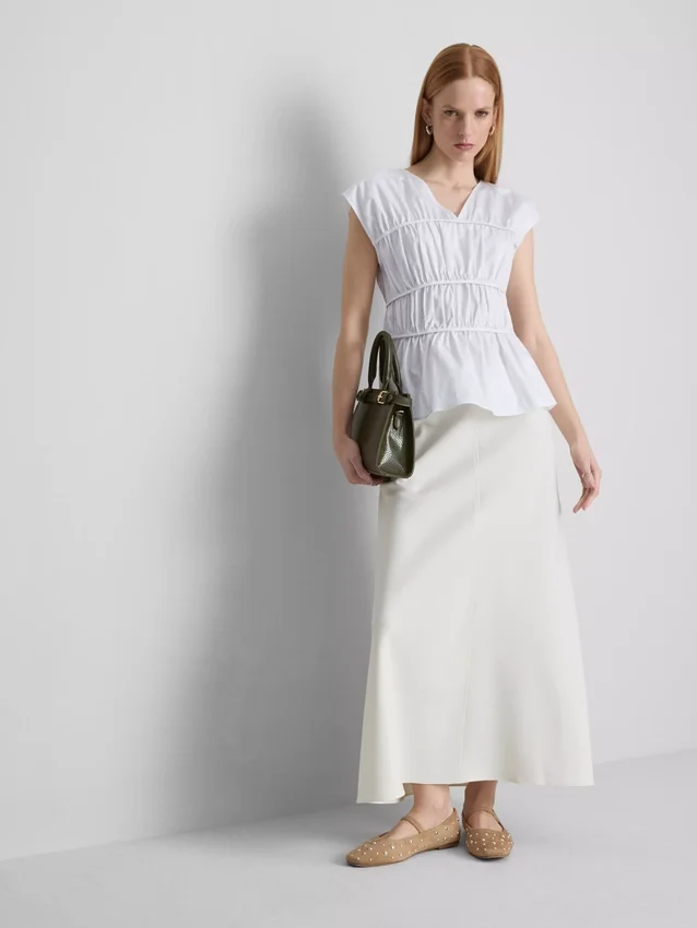 The Edit-top i poplin med rynket V-hals