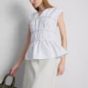 The Edit-top i poplin med rynket V-hals