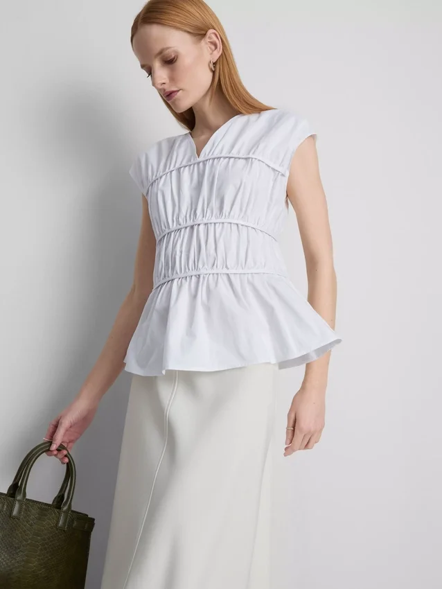 The Edit-top i poplin med rynket V-hals