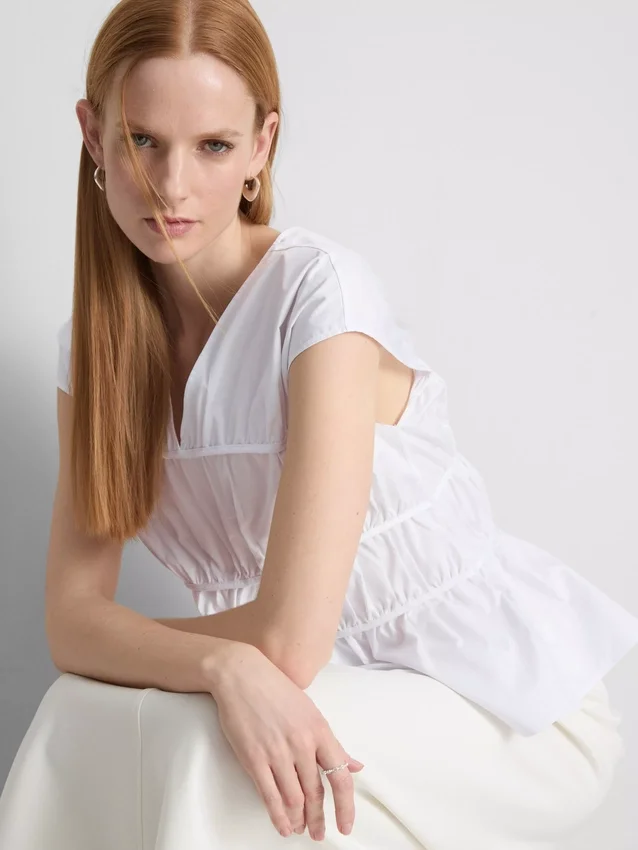 The Edit-top i poplin med rynket V-hals