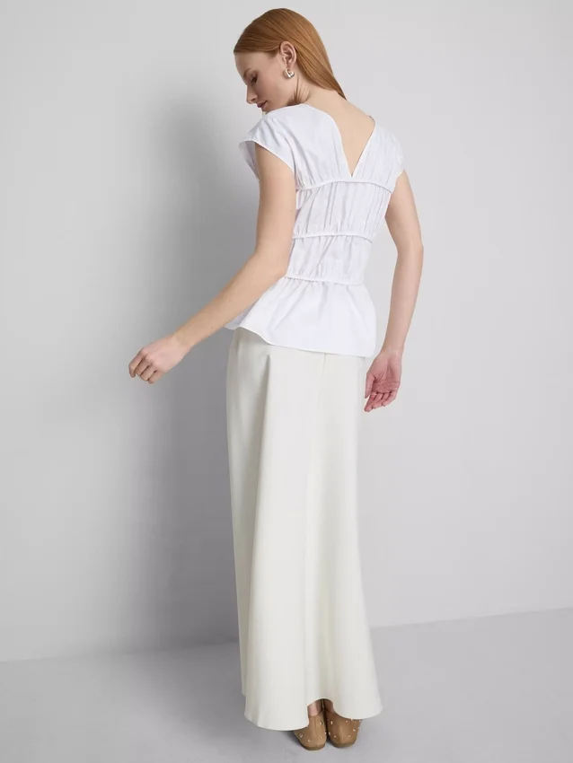 The Edit-top i poplin med rynket V-hals