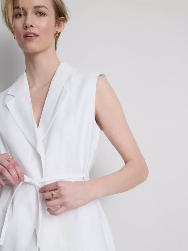 The Edit-vest i lin med bånddetaljer