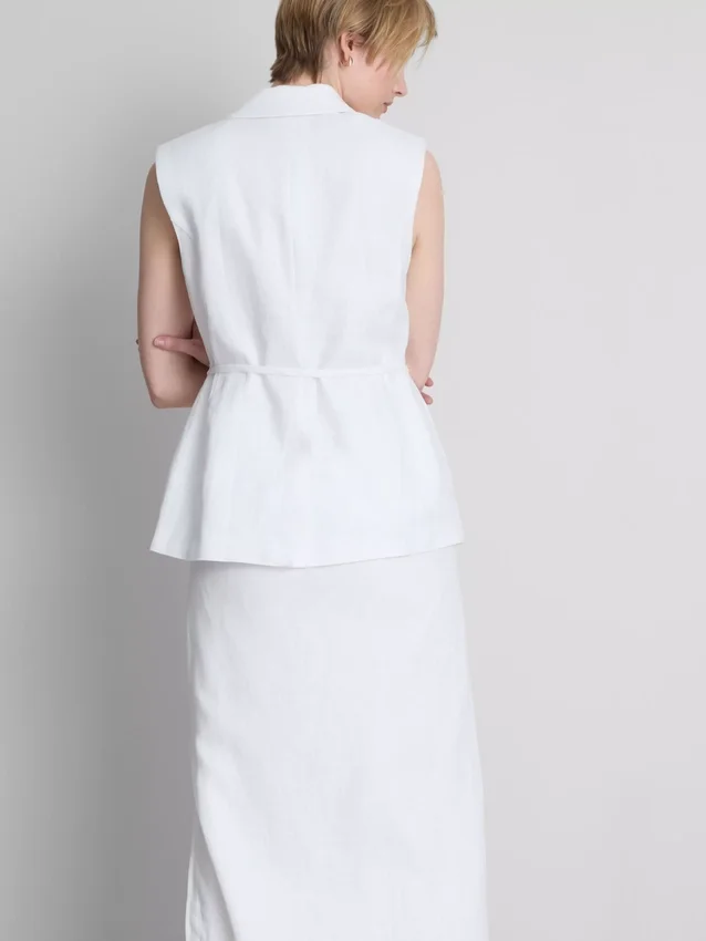 The Edit-vest i lin med bånddetaljer